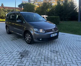 Frontansicht eines Mietwagens Volkswagen Touran in Tirana, Albanien ✓ Auto Nr.8036. ✓ Automatisch TM ✓ 1 Bewertungen.