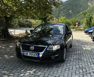 Frontansicht eines Mietwagens Volkswagen Passat am Flughafen von Tirana, Albanien ✓ Auto Nr.8151. ✓ Schaltgetriebe TM ✓ 0 Bewertungen.