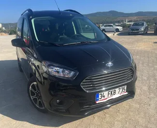 Frontansicht eines Mietwagens Ford Courier am Flughafen Bodrum, Türkei ✓ Auto Nr.7885. ✓ Schaltgetriebe TM ✓ 0 Bewertungen.