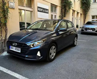 Frontansicht eines Mietwagens Hyundai i20 in Prag, Tschechische Republik ✓ Auto Nr.4784. ✓ Schaltgetriebe TM ✓ 0 Bewertungen.