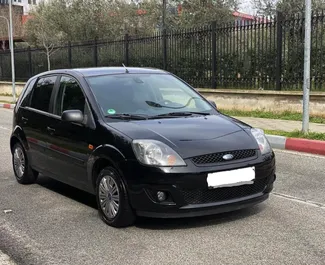 Frontansicht eines Mietwagens Ford Fiesta in Durres, Albanien ✓ Auto Nr.7969. ✓ Schaltgetriebe TM ✓ 0 Bewertungen.