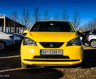 Frontansicht eines Mietwagens SEAT Mii am Belgrader Flughafen, Serbien ✓ Auto Nr.8446. ✓ Schaltgetriebe TM ✓ 0 Bewertungen.