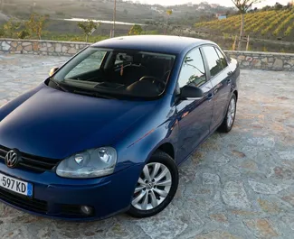 Frontansicht eines Mietwagens Volkswagen Jetta in Durres, Albanien ✓ Auto Nr.8210. ✓ Automatisch TM ✓ 0 Bewertungen.