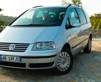 Frontansicht eines Mietwagens Volkswagen Sharan in Durres, Albanien ✓ Auto Nr.8206. ✓ Automatisch TM ✓ 0 Bewertungen.