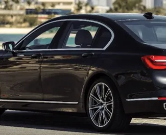 Frontansicht eines Mietwagens BMW 730i in Dubai, VAE ✓ Auto Nr.4942. ✓ Automatisch TM ✓ 0 Bewertungen.