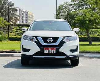 Frontansicht eines Mietwagens Nissan X-Trail in Dubai, VAE ✓ Auto Nr.8300. ✓ Automatisch TM ✓ 2 Bewertungen.