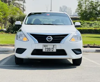 Frontansicht eines Mietwagens Nissan Sunny in Dubai, VAE ✓ Auto Nr.8301. ✓ Automatisch TM ✓ 4 Bewertungen.
