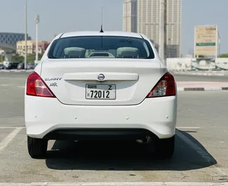 Benzin 1,5L Motor von Nissan Sunny 2023 zur Miete in Dubai.