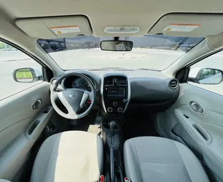 Innenraum von Nissan Sunny zur Miete in VAE. Ein großartiges 5-Sitzer Fahrzeug mit Automatisch Getriebe.