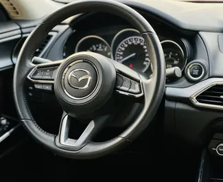 Innenraum von Mazda CX-9 zur Miete in VAE. Ein großartiges 7-Sitzer Fahrzeug mit Automatisch Getriebe.