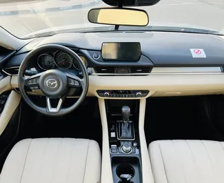 Innenraum von Mazda 6 zur Miete in VAE. Ein großartiges 5-Sitzer Fahrzeug mit Automatisch Getriebe.