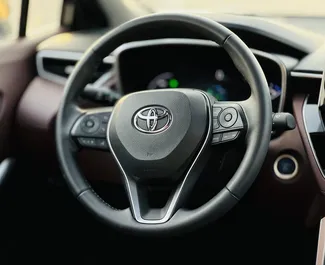 Vermietung Toyota Corolla Cross. Wirtschaft, Komfort, Crossover Fahrzeug zur Miete in VAE ✓ Kaution Keine Kaution ✓ Versicherungsoptionen KFZ-HV, VKV Komplett, Junge.