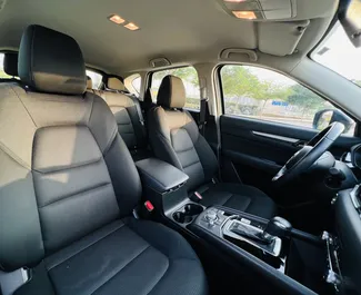 Innenraum von Mazda Cx-5 zur Miete in VAE. Ein großartiges 5-Sitzer Fahrzeug mit Automatisch Getriebe.