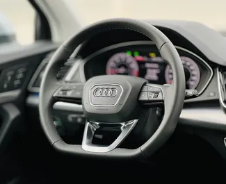 Innenraum von Audi Q5 zur Miete in VAE. Ein großartiges 5-Sitzer Fahrzeug mit Automatisch Getriebe.