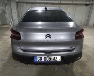 Citroen C4 X 2023 mit Antriebssystem Frontantrieb, verfügbar am Flughafen Tiflis.