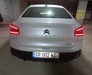 Frontansicht eines Mietwagens Citroen C4 X am Flughafen Tiflis, Georgien ✓ Auto Nr.8391. ✓ Automatisch TM ✓ 0 Bewertungen.