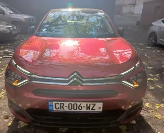 Frontansicht eines Mietwagens Citroen C4 X am Flughafen Tiflis, Georgien ✓ Auto Nr.8395. ✓ Automatisch TM ✓ 0 Bewertungen.