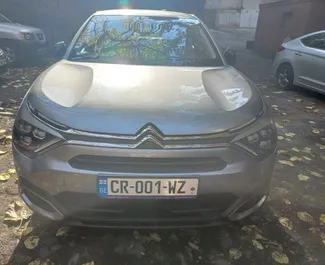 Frontansicht eines Mietwagens Citroen C4 X am Flughafen Tiflis, Georgien ✓ Auto Nr.8390. ✓ Automatisch TM ✓ 0 Bewertungen.