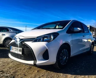 Frontansicht eines Mietwagens Toyota Yaris am Belgrader Flughafen, Serbien ✓ Auto Nr.8447. ✓ Schaltgetriebe TM ✓ 0 Bewertungen.