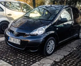 Frontansicht eines Mietwagens Toyota Aygo am Belgrader Flughafen, Serbien ✓ Auto Nr.8367. ✓ Automatisch TM ✓ 3 Bewertungen.