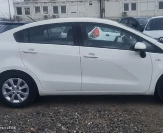 Benzin 1,4L Motor von Kia Rio 2017 zur Miete am Belgrader Flughafen.