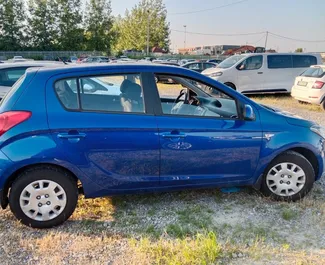 Frontansicht eines Mietwagens Hyundai i20 am Belgrader Flughafen, Serbien ✓ Auto Nr.8364. ✓ Schaltgetriebe TM ✓ 0 Bewertungen.