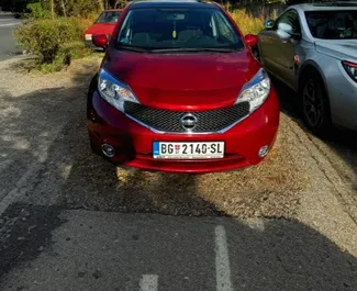 Frontansicht eines Mietwagens Nissan Note am Belgrader Flughafen, Serbien ✓ Auto Nr.8371. ✓ Automatisch TM ✓ 0 Bewertungen.