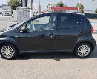 Benzin 1,0L Motor von Toyota Aygo 2018 zur Miete am Belgrader Flughafen.