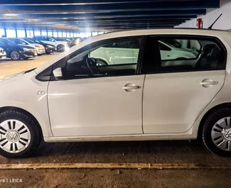 Vermietung Volkswagen Up!. Wirtschaft Fahrzeug zur Miete in Serbien ✓ Kaution Einzahlung von 200 EUR ✓ Versicherungsoptionen TKV, Junge.