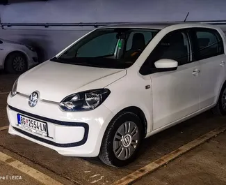 Frontansicht eines Mietwagens Volkswagen Up! am Belgrader Flughafen, Serbien ✓ Auto Nr.8370. ✓ Schaltgetriebe TM ✓ 0 Bewertungen.