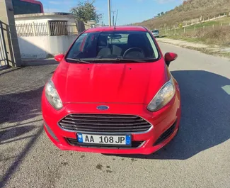 Frontansicht eines Mietwagens Ford Fiesta in Tirana, Albanien ✓ Auto Nr.8250. ✓ Schaltgetriebe TM ✓ 0 Bewertungen.