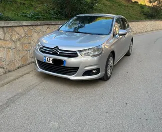 Frontansicht eines Mietwagens Citroen C4 in Durres, Albanien ✓ Auto Nr.8496. ✓ Schaltgetriebe TM ✓ 3 Bewertungen.