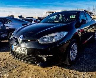 Frontansicht eines Mietwagens Renault Fluence am Belgrader Flughafen, Serbien ✓ Auto Nr.8363. ✓ Schaltgetriebe TM ✓ 0 Bewertungen.