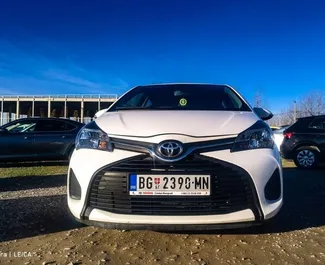 Autovermietung Toyota Yaris Nr.8447 Schaltgetriebe am Belgrader Flughafen, ausgestattet mit einem 1,0L Motor ➤ Von Suzana in Serbien.