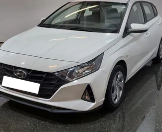 Frontansicht eines Mietwagens Hyundai i20 am Flughafen Antalya, Türkei ✓ Auto Nr.8203. ✓ Automatisch TM ✓ 0 Bewertungen.