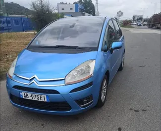 Frontansicht eines Mietwagens Citroen C4 Picasso in Tirana, Albanien ✓ Auto Nr.8421. ✓ Schaltgetriebe TM ✓ 0 Bewertungen.