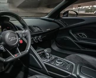 Innenraum von Audi R8 Cabrio zur Miete in VAE. Ein großartiges 2-Sitzer Fahrzeug mit Automatisch Getriebe.