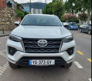 Frontansicht eines Mietwagens Toyota Fortuner in Tiflis, Georgien ✓ Auto Nr.8140. ✓ Automatisch TM ✓ 0 Bewertungen.