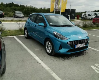 Frontansicht eines Mietwagens Hyundai i10 am Belgrader Flughafen, Serbien ✓ Auto Nr.8247. ✓ Automatisch TM ✓ 2 Bewertungen.