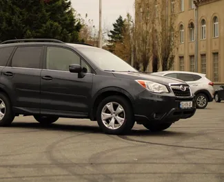 Innenraum von Subaru Forester zur Miete in Georgien. Ein großartiges 5-Sitzer Fahrzeug mit Automatisch Getriebe.