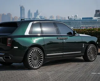 Frontansicht eines Mietwagens Rolls-Royce Cullinan in Dubai, VAE ✓ Auto Nr.8410. ✓ Automatisch TM ✓ 0 Bewertungen.