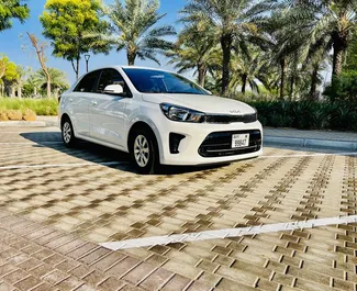 Frontansicht eines Mietwagens Kia Pegas am Flughafen Dubai Al Maktoum, VAE ✓ Auto Nr.8318. ✓ Automatisch TM ✓ 1 Bewertungen.