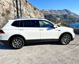 Frontansicht eines Mietwagens Volkswagen Tiguan in Rafailovici, Montenegro ✓ Auto Nr.8262. ✓ Automatisch TM ✓ 2 Bewertungen.