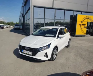 Frontansicht eines Mietwagens Hyundai i20 am Belgrader Flughafen, Serbien ✓ Auto Nr.8248. ✓ Schaltgetriebe TM ✓ 0 Bewertungen.