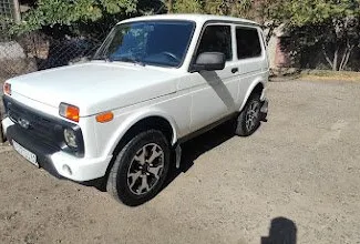 Frontansicht eines Mietwagens Lada Niva in Eriwan, Armenien ✓ Auto Nr.7404. ✓ Schaltgetriebe TM ✓ 3 Bewertungen.