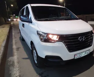 Frontansicht eines Mietwagens Hyundai H1 in Eriwan, Armenien ✓ Auto Nr.6784. ✓ Schaltgetriebe TM ✓ 1 Bewertungen.