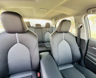 Innenraum von Toyota Camry zur Miete in VAE. Ein großartiges 5-Sitzer Fahrzeug mit Automatisch Getriebe.