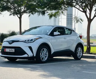 Frontansicht eines Mietwagens Toyota C-HR in Dubai, VAE ✓ Auto Nr.8425. ✓ Automatisch TM ✓ 1 Bewertungen.