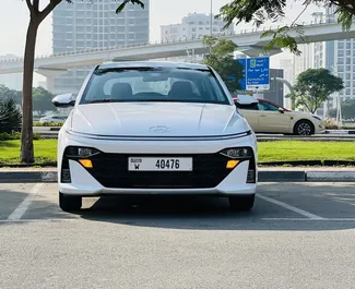 Frontansicht eines Mietwagens Hyundai Accent in Dubai, VAE ✓ Auto Nr.8422. ✓ Automatisch TM ✓ 0 Bewertungen.