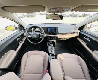Innenraum von Hyundai Accent zur Miete in VAE. Ein großartiges 5-Sitzer Fahrzeug mit Automatisch Getriebe.